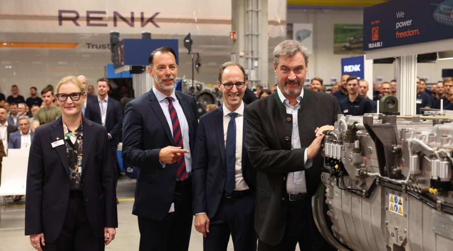 Anja Mänz-Siebje, CFO der RENK Group AG, Dr. Alexander Sagel, CEO der RENK Group AG, Dr. Emmerich Schiller, COO der RENK Group AG, und der Bayerische Ministerpräsident Dr. Markus Söder (v.l.n.r.) bei der Einweihung des neuen modularen Produktionskonzepts in Augsburg. Foto: Daniel Schrader / RENK