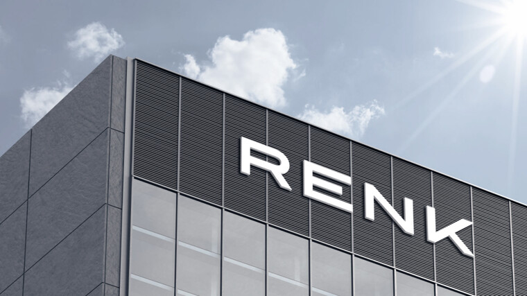 RENK Gebäude vor blauem Himmel mit Sonne