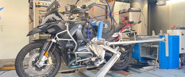 Entwicklung eines neuartigen Gesamtfahrzeug-Prüfstandes für Motorräder mit dem RENK-Automatisierungs-System RDDS