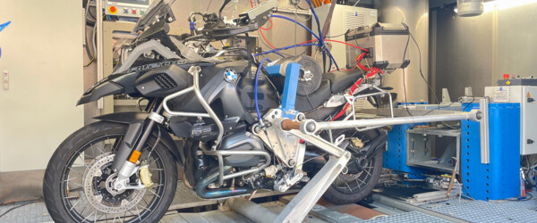Development of a new type of overall vehicle test rig for motorcycles with the RENK automation system RDDS